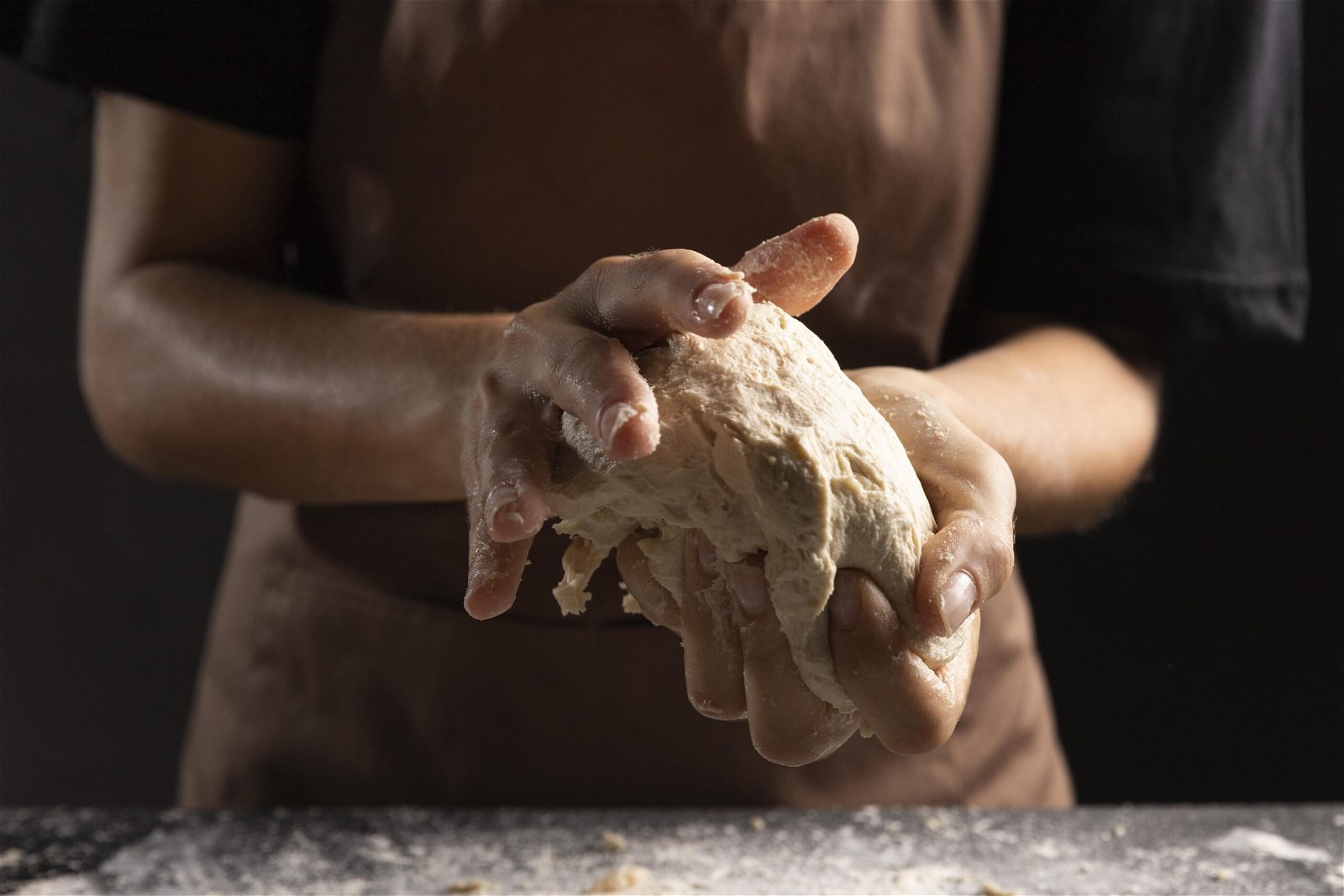 chef amasando masa pan manos scaled